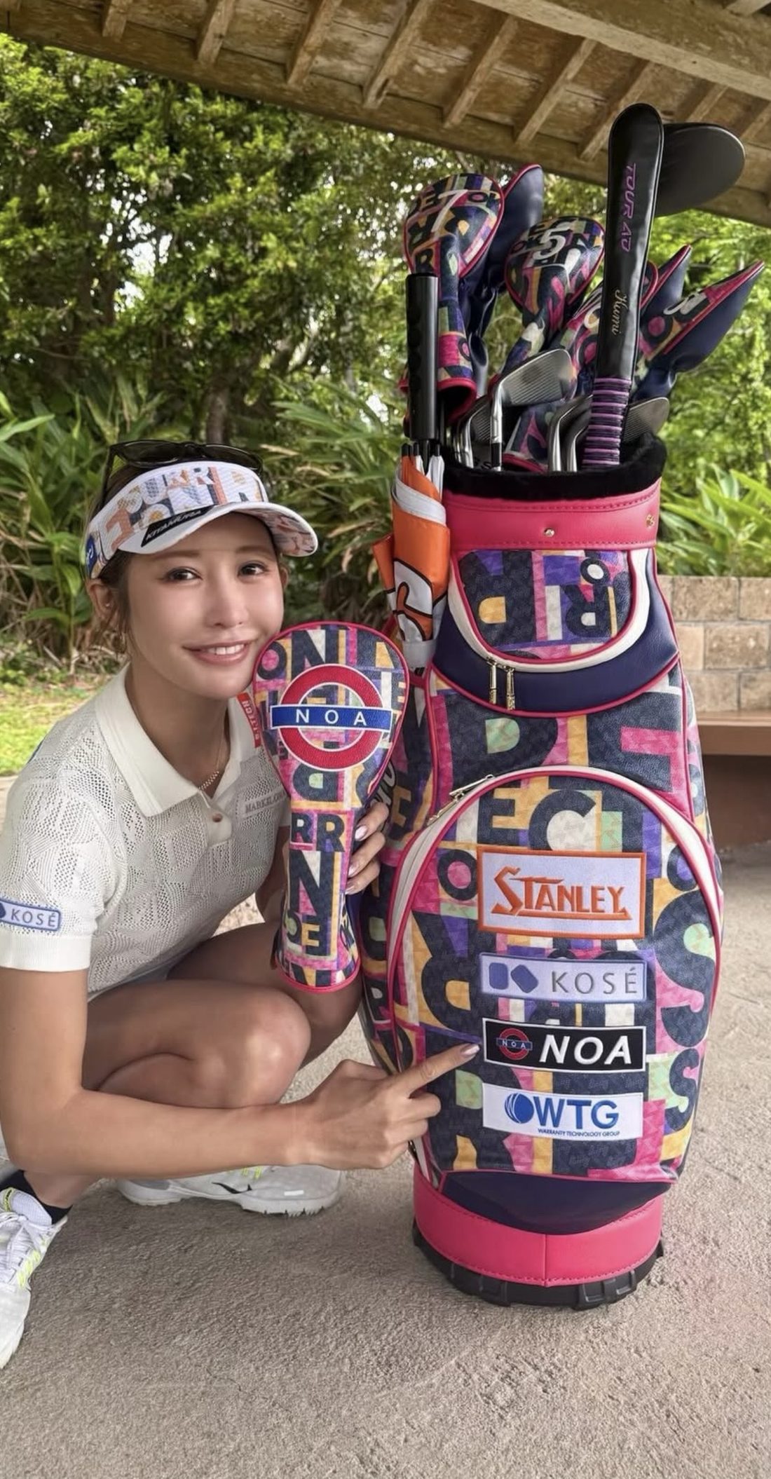 スポンサーのロゴが並ぶキャディバッグと金田久美子