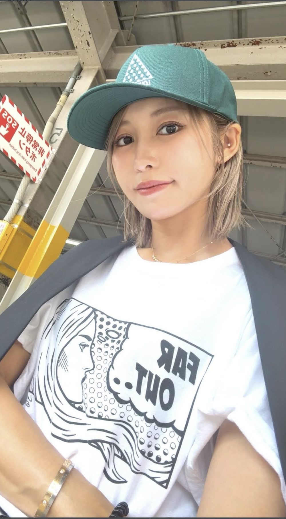 グリーンのキャップとグラフィックTシャツのコーデ